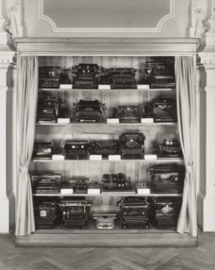 Dresden. Sächsische Landesbibliothek- Staats- und Universitätsbibliothek (SLUB), Stenografische Sammlung, Bautzner Straße 19. Sammlung historischer Schreibmaschinen. Ausstellungsregal