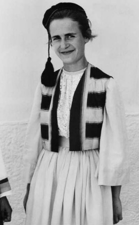 Junge Griechin in Festtracht, aus der Serie 'Die Welt des Tabaks'
