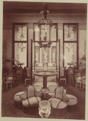 Interieur mit Ausblick in Rotunde des Eingangsbereichs.