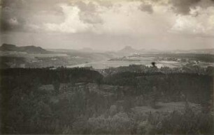 Elbsandsteingebirge. Blick von den Schrammsteinen nach Westen. Links Papststein und Kleinhennersdorfer Stein, dann Königstein und Lilienstein, davor das Elbtal, rechts Ostrau