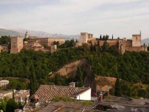 Totalansicht der Alhambra, rechts die Festungsanlage Alcazaba, vorn Häuser des Altstadtviertel Albaicin
