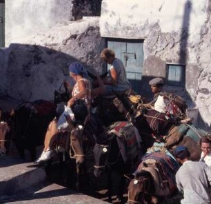 Thera = Santorini. Maultier-Parkplatz in der Skala zum Aufritt nach Firá