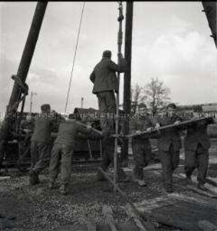 Bauarbeiter auf einer Baustelle zum Ausbau der deutschen U-Bootstützpunkte an der französischen Atlantikküste