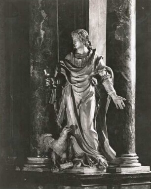 Bautzen. Petridom. Katholischer Teil. Hauptaltar, rechte Seitenfigur. Johannes der Evangelist. Marmor