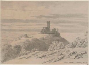 Gesamtansicht der Ruine der Mühlburg (eine der Drei Gleichen) oberhalb von Mühlberg in Thüringen von einem benachbarten Berg mit weitem Blick in die Landschaft