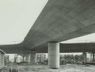 Budapester Straße : Dresden, Kleine Plauensche Gasse, Straßenbrücke