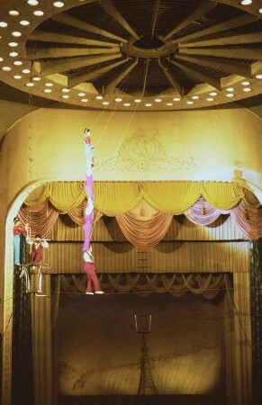 Aufführung im Zirkus der Volksarmee