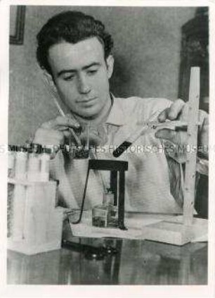 Arbeiter des Bitterfelder Kombinats bei einem chemischen Experiment