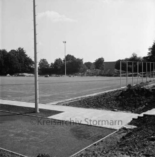 Oetjendorfer Landstraße / Waldweg: Turn- und Sportverein Hoisdorf: Sportzentrum: Anlage eines Sportplatzes: links Zaun: rechts und hinten Lichtmasten: hinten Bäume