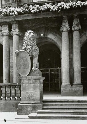 Löwe als Schildhalter : Löwe als Schildhalter. Bronze? (1905/1910; G. Wrba). Dresden-Altstadt, Rathausplatz 1, Neues Rathaus, Treppenanlage