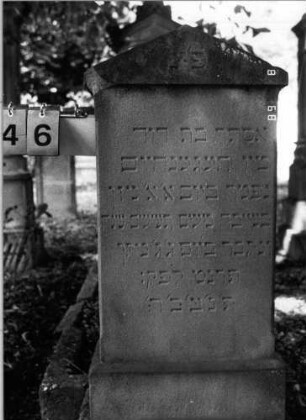 Grabstein 46 (Index: 100086689) Material: Sandstein Zustand: leicht verwittert Maße HxBxT: 113x47x21 cm Beschreibung: Sockel, Stele, Giebel: Grabstein 46