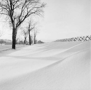 Osterzgebirge. Schneezaun bei Possendorf