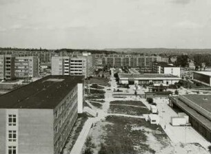 Dresden-Gorbitz. Blick vom Hochhaus, Platz der Bauarbeiter 9, über den Platz der Bauarbeiter mit der 135. Schule, der Gaststätte "Zum Grünen Heinrich" und der 133./134. Schule, über den Leutewitzer Ring nach Norden zu den Lößnitzhöhen