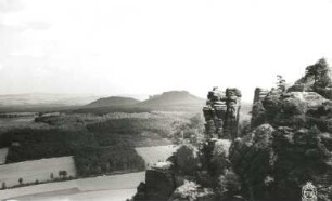 Sächsische Schweiz. Pfaffenstein. Feuerklippe und Bundesfels über das Nadelöhr gegen Kleinhennersdorfer Stein, Gohrischstein und Papststein. Blick nach Osten