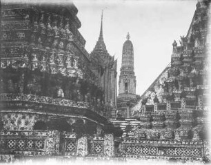 Stupa : Blick durch eine Tempelanlage