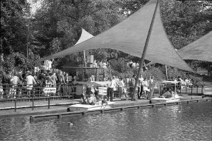 Fahrt mit der Gondoletta im Karlsruher Stadtgarten am Pfingstsonntag