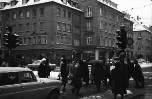 Freiburg: Bertoldsbrunnen, Fußgänger im Schnee