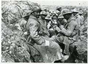 Französische Soldaten nach einem Angriff am 17. April 1918
