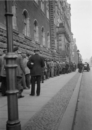 Wartende Menschen vor dem Arbeitsamt in der Elisenstraße in Leipzig