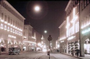 Freiburg: Kaiserstraße in Weihnachtsbeleuchtung, Haltestelle am Bertoldsbrunnen