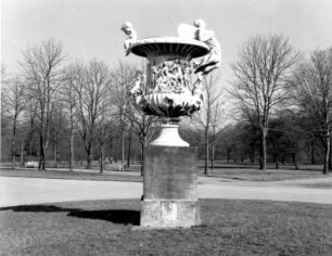 Dresden-Altstadt. Großer Garten (1683, J. F. Karcher; 1873-1895, K. F. Bouché). Üppigkeitsvase (1719/1723, A. Corradini) mit Szenen aus dem Leben Alexanders des Großen, Hauptallee