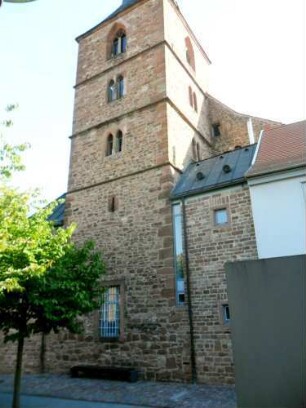 Stadtbefestigung-Wehrturm (Kirchturm von St Wolfgang-einst auch Wehrturm in der Stadtmauer-Schlitzscharte im Mittelgeschoß) - Ansicht von Westen über ehemalige Feldseite