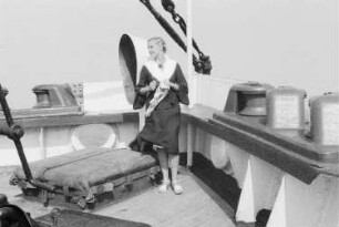 Bordleben. Junge Dame an Deck eines Passagierschiffes