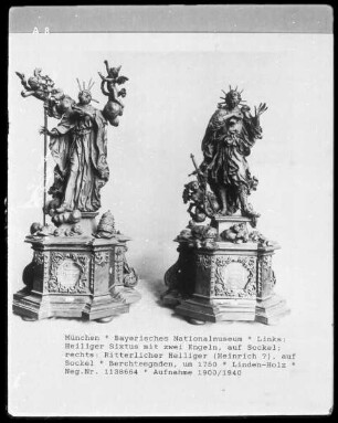 links: Heiliger Sixtus mit zwei schwebenden Engeln, auf Sockel, rechts: Ritterlicher Heiliger (Heinrich?), auf Sockel