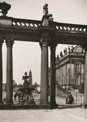 Potsdam. Lustgarten. Blick durch die 1745/46 errichteten Fechterkolonnade(Havelkolonnade) am Potsdamer Stadtschloss zur Garnisonkirche