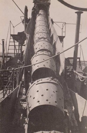 Eimerkette eines Baggerschiffs auf der Elbe