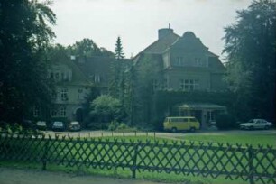 ehemaliges Gut Trenthorst-Wulmenau: Trenthorst: Herrenhaus: rechts Hauptfassade mit Eingang, links Nebeneingang: davor Auffahrt