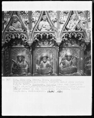 Gestühl, Rückwand, Reliefs: Jesaia (links), Ezechiel (Mitte), Oseas (links)