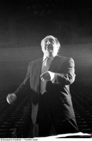 Gewandhauskapellmeister Franz Konwitschny bei der Probe mit dem Gewandhausorchester. Leipzig, Kongreßhalle, 03.05.1956