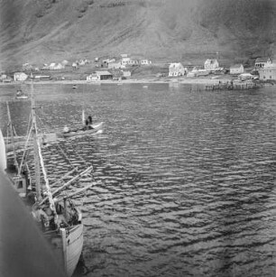 Am Fischereihafen : Island. Bíldudalur. Westfjörd. Blick auf einen Fischereihafen in einem Fjord. Im Hintergrund durch Vulkane geschichteter Berg