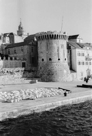 Wehrturm in Korcula : Unmittelbar am Wasser gelegene mittelalterliche Festungsanlage.