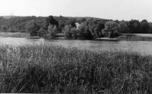 Klipphausen-Constappel. Blick über die Elbe zur Saubachmündung mit Elbschlößchen bei Gauernitz