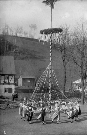 Frauenverein - Tanz um den Maibaum auf dem Schulplatz