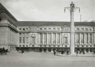 Leipzig, Hauptbahnhof : Leipzig. Hauptbahnhof. Empfangsgebäude. Teilansicht der Stadtseite