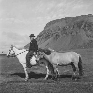 Großvater mit Islandponys : Der Großvater der Farm Grimsstadir auf einem Islandpony