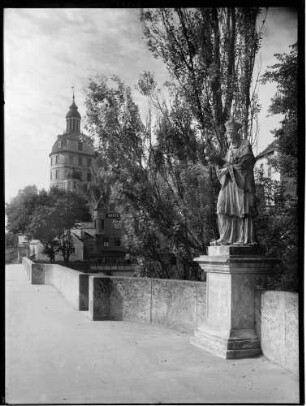 Neuburg an der Donau Donaubrücke mit der Statue des Heiligen Johannes Nepomuk