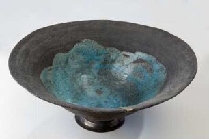 schale mit festlichem silberschmuck