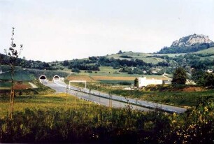 Hohentwieltunnel, Westportal, Rechts im Bild der Hohentwiel