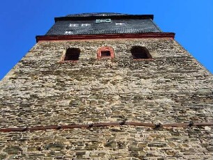 Harzgerode - Turm der Bergkirche aus Feldsteinen : Die Kleinstadt im Unterharz hat sich zum lokalen Wirtschaftsstandort und Touristenziel entwickelt. Der Turm der Bergkirche Sankt Marien ist aus Feldsteinen erbaut worden. Aufgenommen in Harzgerode am 16. Oktober 2011