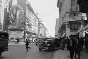 Reisefotos Argentinien. Stadtbilder Buenos Aires. Straßenbild mit Elektrizitätswerbung
