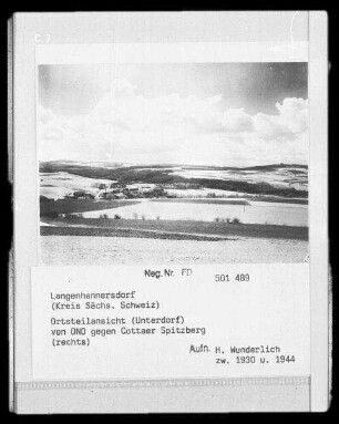 Langenhennersdorf : Langenhennersdorf. Ortsteilansicht (Unterdorf) von Ostnordost gegen Cottaer Spitzberg (rechts)