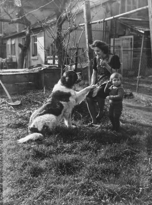 Unbekannter Ort. Frau mit Kind und Hund