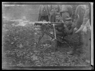 Deutsches Maschinengewehr beim Feuern bei Avion (Dep. Pas-de-Calais, Frankreich)
