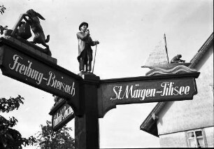 St. Peter: Holzgeschnitztes Straßenschild; Freiburg - St. Märgen
