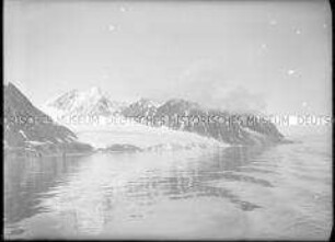 Dunkle Berge mit Schneefurchen, Spiegelungen im Fjord, Nordlandreise, Norwegen