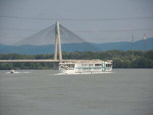 Tull - Donaubrücke : Eine moderne Straßenbrücke führt bei Tulln über die Donau, aufgenommen am 12. Juni 2011